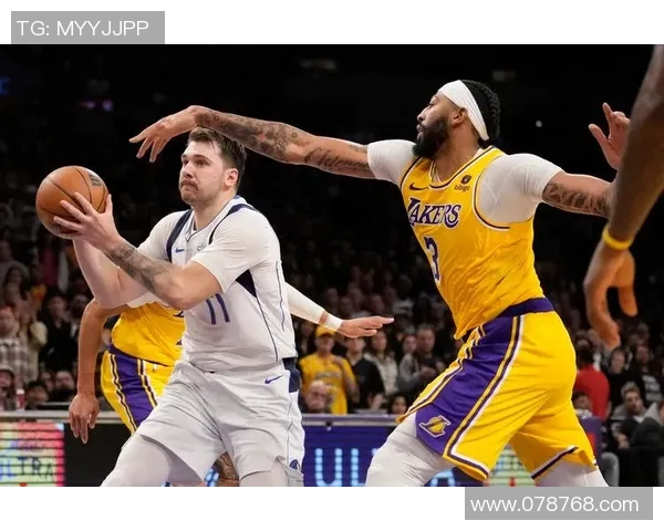 湖人对决小牛精彩直播回顾球迷热情高涨见证经典对抗